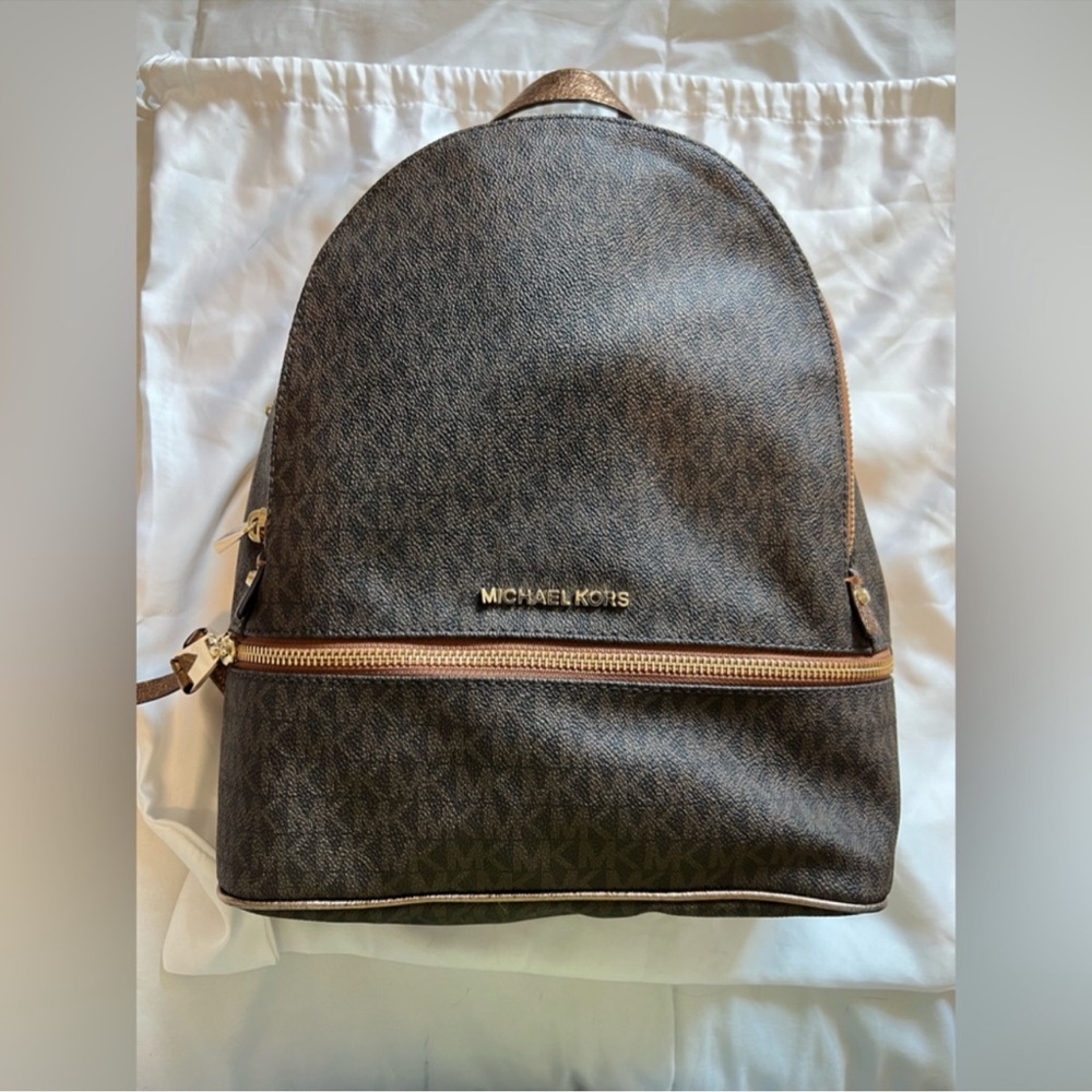 Michael Kors Rare Logo Bronze Addition
Backpack Medium